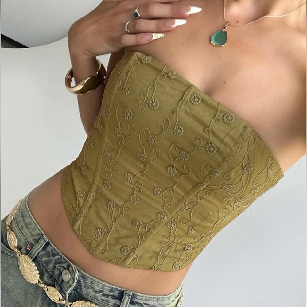Green embroidered corset lace up top 🌿